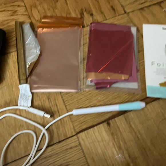 We R Memory Keepers Freestyle Foil Quill W/ Assorted Hot Foil Sheets and Rolls - Picture 9 of 13